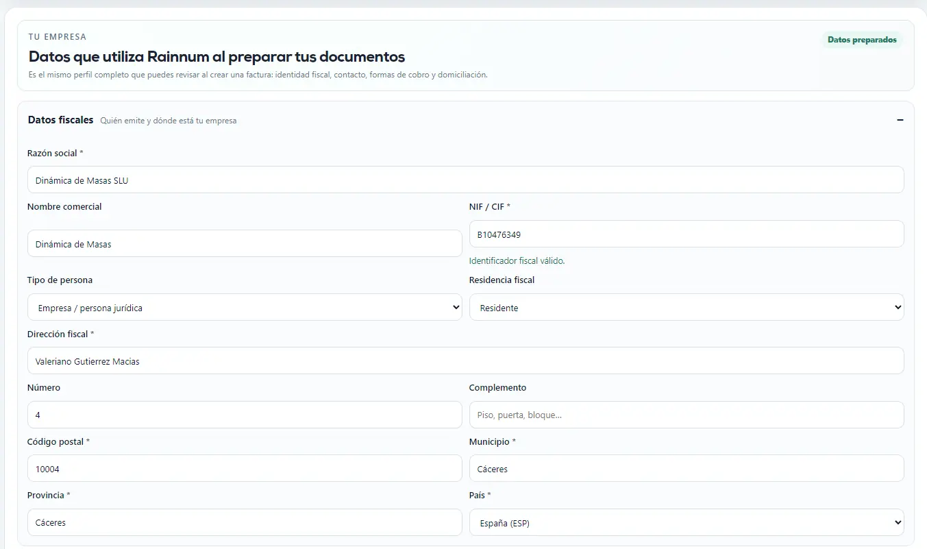 Detalle de los datos fiscales de la empresa con razón social, NIF, residencia y dirección.